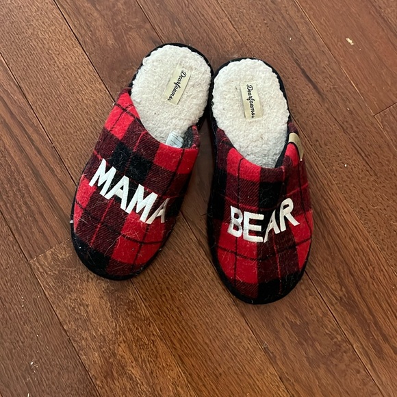 dearfoams Shoes - Womens dead foam mama bear plaid red and black slippers size 7-8 medium